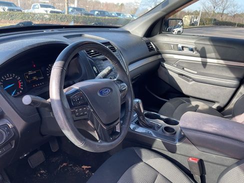 Used 2018 Ford Explorer XLT image 9