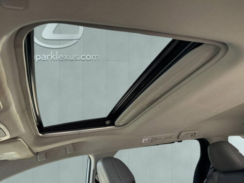 Used 2024 Toyota Sienna XLE w/ XLE Plus Package FWD image 21