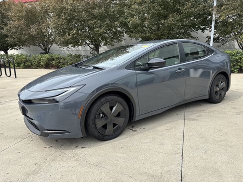 Used 2025 Toyota Prius LE FWD image 3