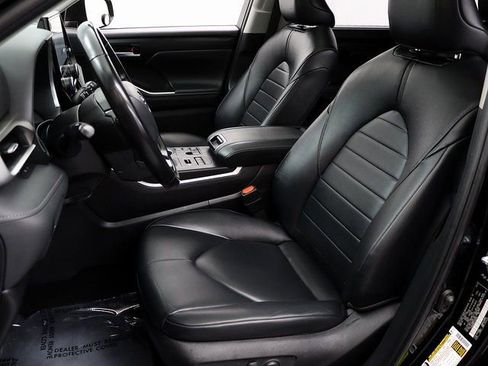 Used 2023 Toyota Highlander XLE image 9