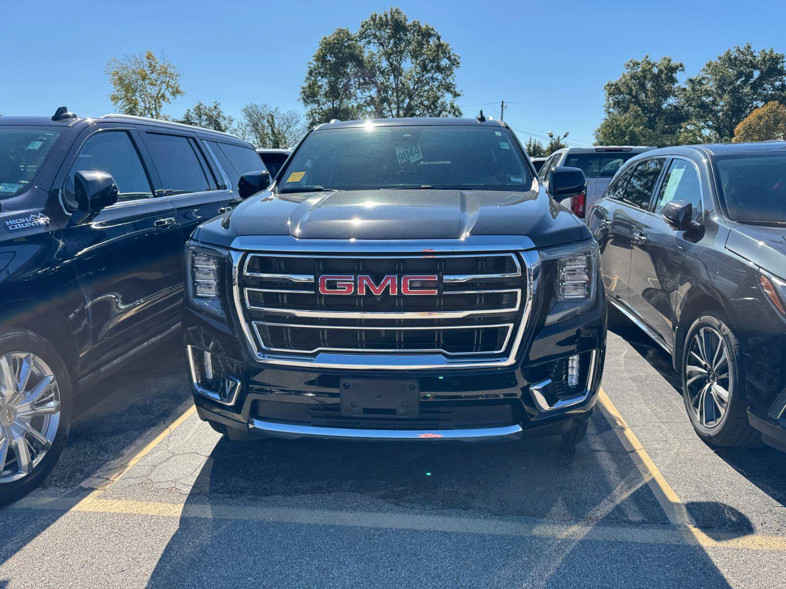 Used 2024 GMC Yukon SLT w/ SLT Luxury Package AWD/4WD image 5