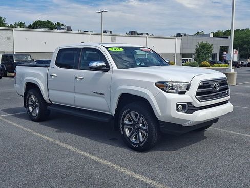 Used 2017 Toyota Tacoma Limited w/ Tow Package AWD/4WD image 3
