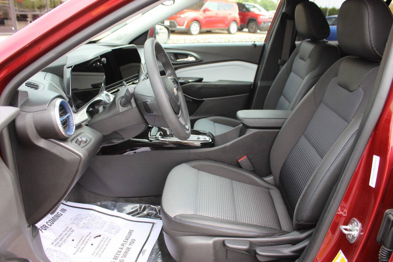 Used 2025 Chevrolet Trax LT FWD image 17
