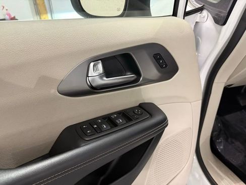 Used 2023 Chrysler Pacifica Touring-L FWD image 11