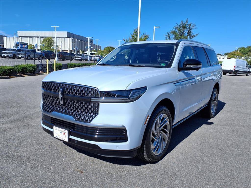 New 2025 Lincoln Navigator Reserve AWD/4WD image 2