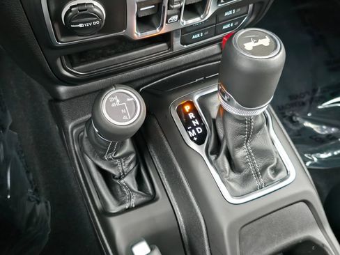 Used 2026 Jeep Wrangler Unlimited Sahara AWD/4WD image 18