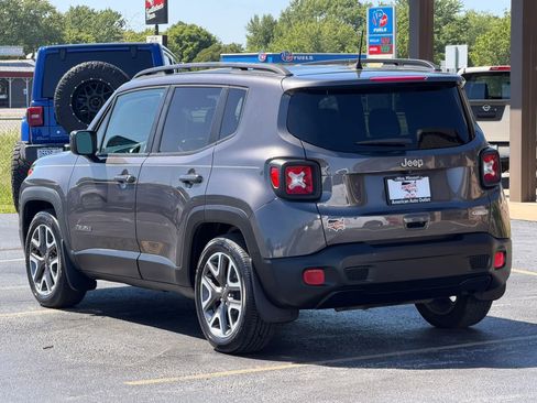 Used 2018 Jeep Renegade Latitude FWD image 8