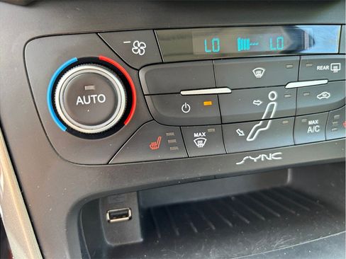 Used 2018 Ford Focus Titanium FWD image 27