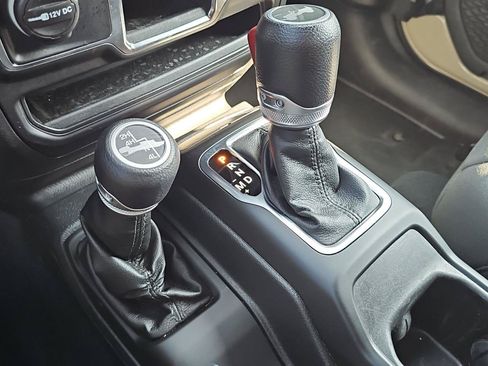 Used 2022 Jeep Wrangler Unlimited Sport AWD/4WD image 19