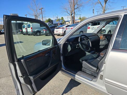 Used 2000 Mercedes-Benz E 320 Sedan image 9