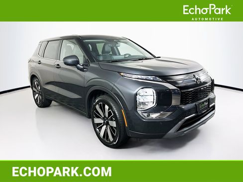 Used 2025 Mitsubishi Outlander SE image 1