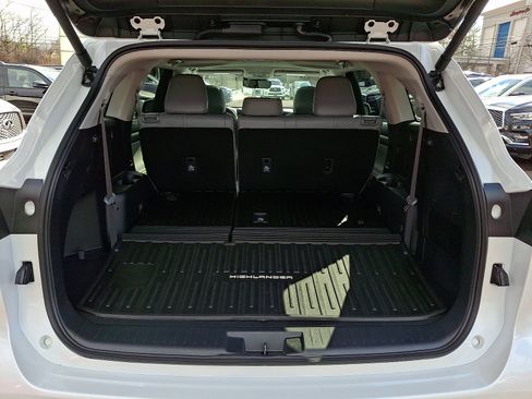 Used 2025 Toyota Highlander XLE image 27