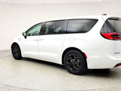 Used 2024 Chrysler Pacifica Limited FWD image 7