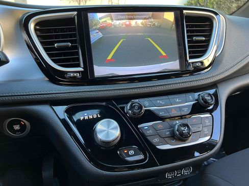 Used 2021 Chrysler Pacifica Touring w/ S Appearance Package image 44