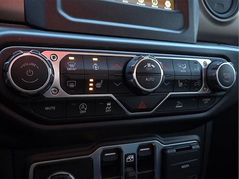 Used 2023 Jeep Gladiator Sport image 15