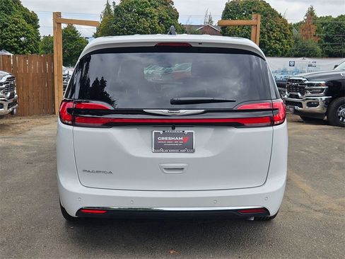 New 2026 Chrysler Pacifica Select image 6