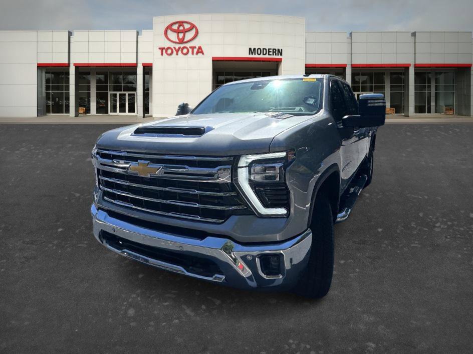 Used 2025 Chevrolet Silverado 2500 LTZ w/ LTZ Premium Package AWD/4WD image 4