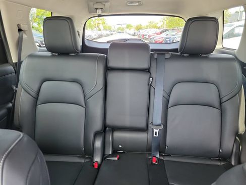 Used 2025 Nissan Pathfinder SL FWD image 18