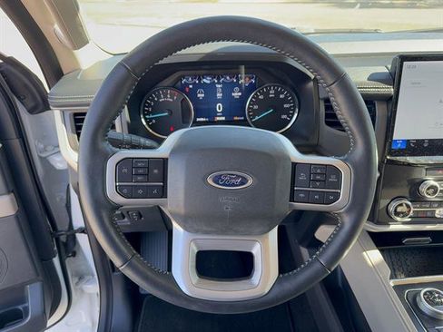 Used 2022 Ford Expedition XLT image 12