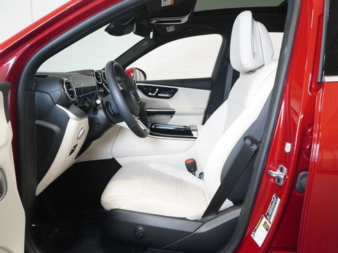 Used 2024 Mercedes-Benz GLC 300 4MATIC image 11