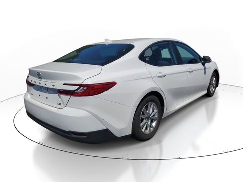 Used 2025 Toyota Camry LE FWD image 5