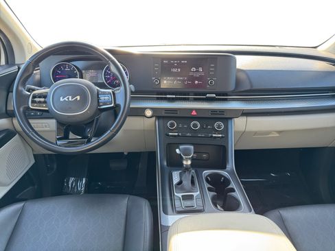 Used 2023 Kia Carnival LX image 12