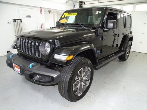 Used 2024 Jeep Wrangler Unlimited w/ Convenience Group AWD/4WD image 15