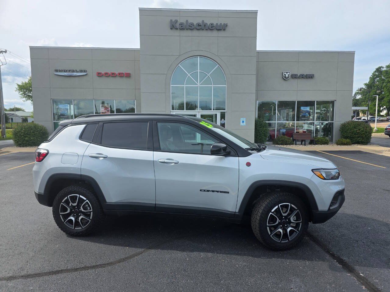 Used 2025 Jeep Compass Trailhawk w/ Trailhawk Convenience Group AWD/4WD image 2
