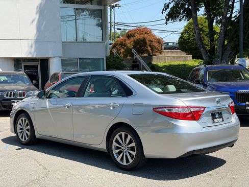 Used 2015 Toyota Camry XLE w/ Moonroof Package FWD image 3