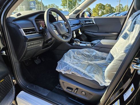 New 2025 Mitsubishi Outlander SE image 7
