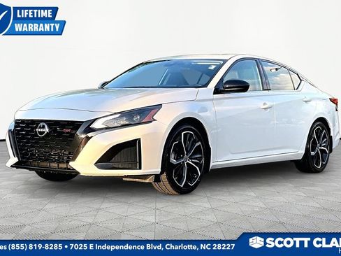 Used 2024 Nissan Altima 2.5 SR w/ SR Premium Package FWD image 3