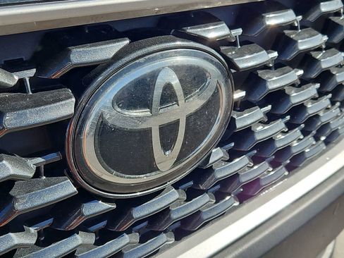 Used 2023 Toyota Corolla Cross XLE image 12