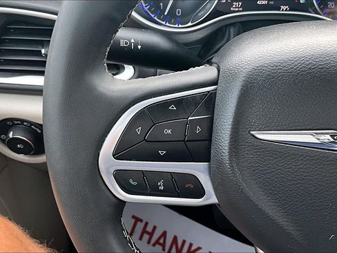 Used 2024 Chrysler Pacifica Touring-L FWD image 23
