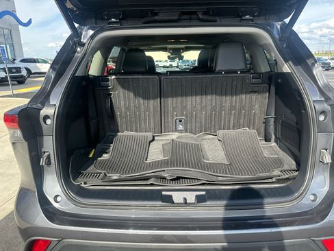 Used 2023 Toyota Highlander XLE AWD/4WD image 12