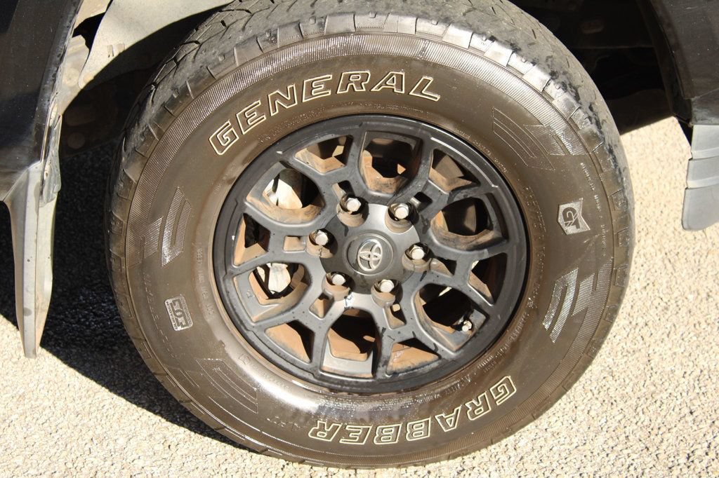 Used 2020 Toyota Tacoma SR5 RWD image 32
