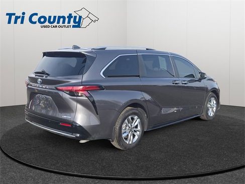 Used 2025 Toyota Sienna Limited image 8