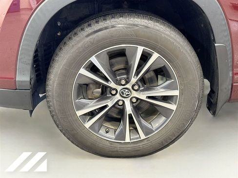 Used 2016 Toyota Highlander XLE w/ Four Season Floor Mat Package AWD/4WD image 35