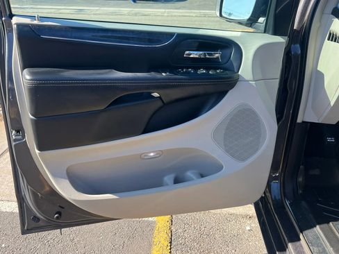 Used 2016 Chrysler Town & Country Touring w/ Driver Convenience Group image 14