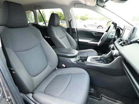 Used 2019 Toyota RAV4 LE FWD image 27