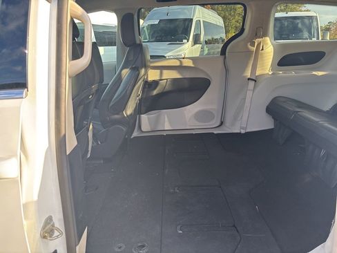 Used 2024 Chrysler Pacifica Touring-L FWD image 18