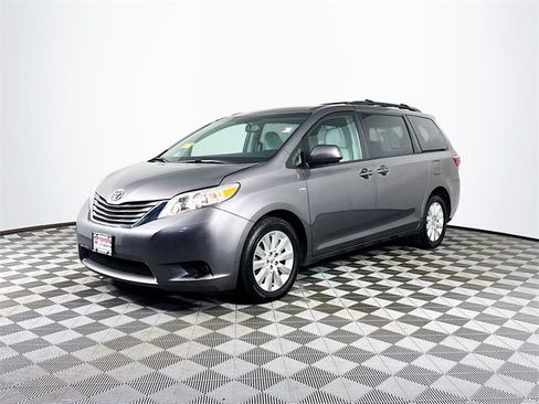 Used 2016 Toyota Sienna LE image 2