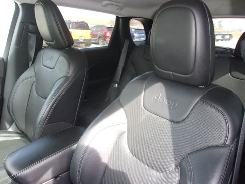 Used 2019 Jeep Cherokee Limited image 15