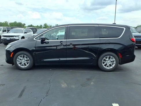 New 2027 Chrysler Pacifica Select FWD image 3