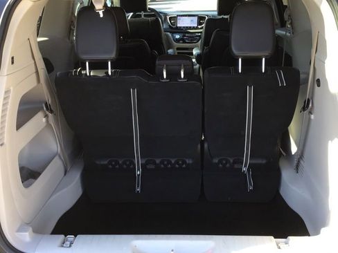 Used 2023 Chrysler Pacifica Touring-L image 5