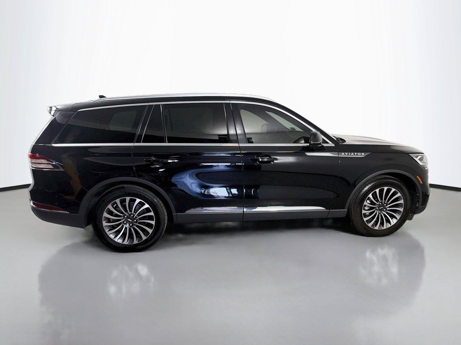 Used 2023 Lincoln Aviator Reserve w/ Equipment Group 201A RWD image 4