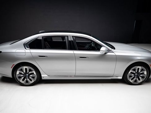 Used 2023 BMW i7 xDrive60 w/ Executive Package 2 AWD/4WD image 35