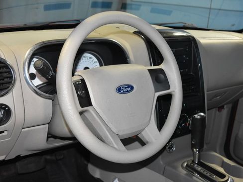 Used 2007 Ford Explorer Sport Trac XLT image 2