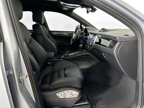 Certified 2025 Porsche Macan Turbo AWD/4WD image 29