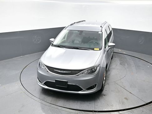 Used 2018 Chrysler Pacifica Touring-L w/ Tire & Wheel Group image 16