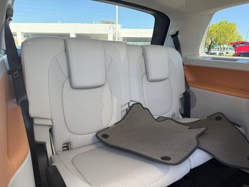 Certified 2025 Volkswagen ID. Buzz 1st Edition RWD image 21